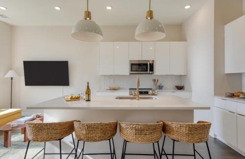McFerrin Park House | 98 Degrees by AvantStay Covered Balcony Lounge Newly Built 4BDR Home