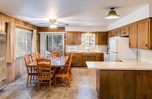 North Wawona Cabin | (9B) Deer Hollow at The Redwoods In Yosemite