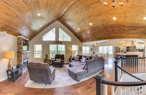 La Follette House | 9Bed/9Bath Private Dock Quiet Cove Near Marinas
