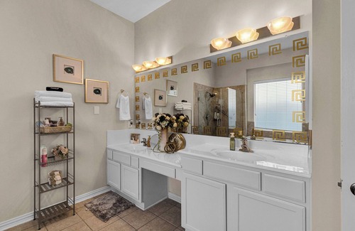 South Central Houston House | 9BRM/8Bath/Large Group/Jacuzzi/Hot Tub/GYM/in Downtown