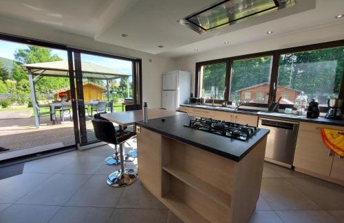 Sevrier Apartment | A 200 mètres du lac d'Annecy, spacieux appartement 3 chambres avec terrasse et jardin