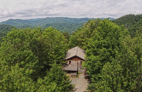 Hot Springs Cabin | A 2200 sq/ft lodge on a picturesque 16-acre wooded mountain property