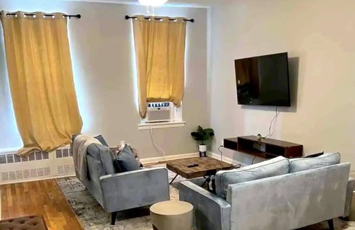 East New York House | A 3 bedroom 1 bathroom can fit 6 guests.nWelcome to your home away from home