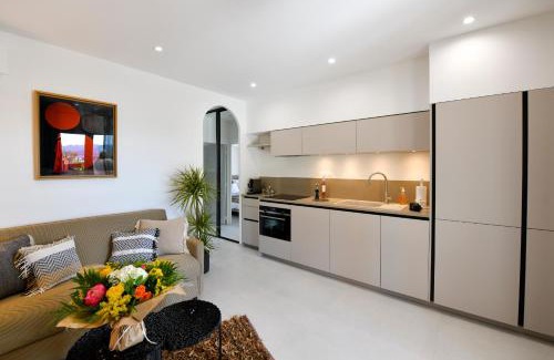 Sanary-sur-Mer Apartment | A 5 min à pied de la plage et 10 min du port, T2 vue mer avec vaste terrasse et parking privé - prestations haut de gamme