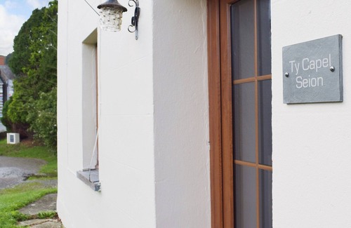 St Dogmaels Cottage | A beamed, character cottage situated just 100 yards from the River Teifi.