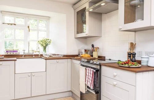 Yeovil Apartment | A beautiful 17th Century cottage, recently renovated to a high standard whilst retaining the charact