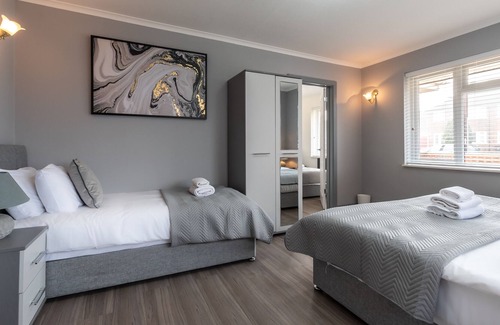 Reading House | A beautiful 3 bedroom house in Woodley Reading. Sleeps 7 guests and a driveway for 2 cars.
