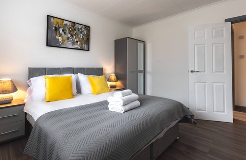 Reading House | A beautiful 3 bedroom house in Woodley Reading. Sleeps 7 guests and a driveway for 2 cars.