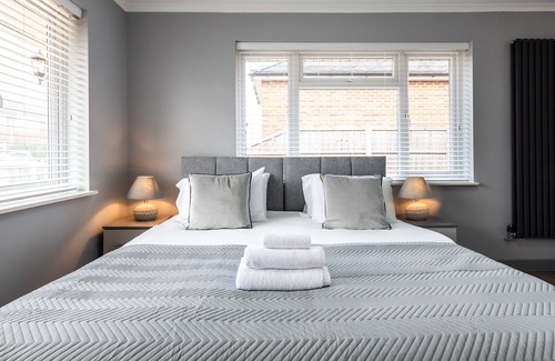 Reading House | A beautiful 3 bedroom house in Woodley Reading. Sleeps 7 guests and a driveway for 2 cars.