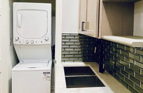 Edgewater Apartment | A Beautiful Building in Heart of Edgewater