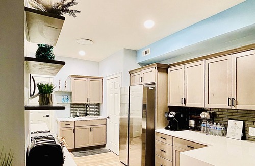 Edgewater Apartment | A Beautiful Building in Heart of Edgewater