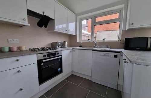 Reading House | A Beautiful Premium 4-Bedroom House With Parking (Reading West)
