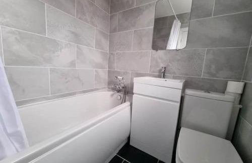 Reading House | A Beautiful Premium 4-Bedroom House With Parking (Reading West)