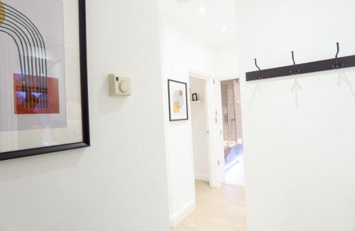 Hale Apartment | A beautiful Two Bedroom Flat with Garden & Parking