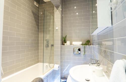 Hale Apartment | A beautiful Two Bedroom Flat with Garden & Parking