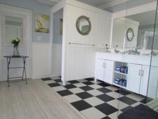 Simon's Town House | A Boat House