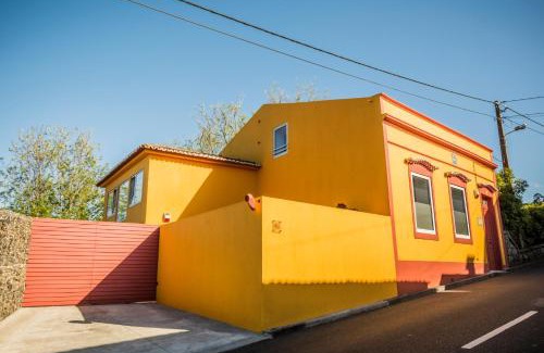 Capelas House | A Casa Amarela