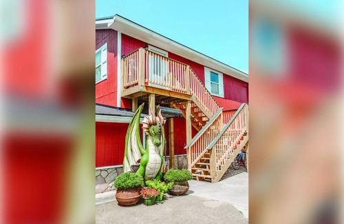 Chickamauga Apartment | A Castle-Themed Stay in Historic Chickamauaga