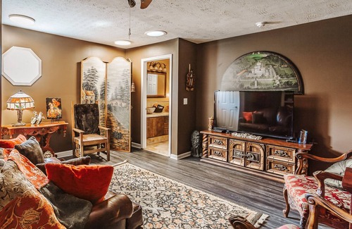 Chickamauga Apartment | A Castle-Themed Stay in Historic Chickamauaga