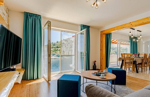 Korcula House | A characteristically charming house directly on the sea with barbecue and balconies to relax.