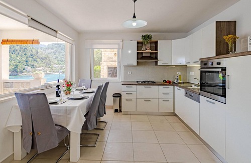 Korcula House | A characteristically charming house directly on the sea with barbecue and balconies to relax.