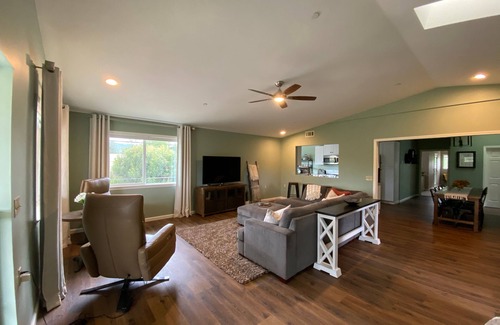 Atascadero House | A charming country escape. Near wineries, SLO, hiking, and SM Ranch & lake.