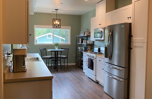 Atascadero House | A charming country escape. Near wineries, SLO, hiking, and SM Ranch & lake.