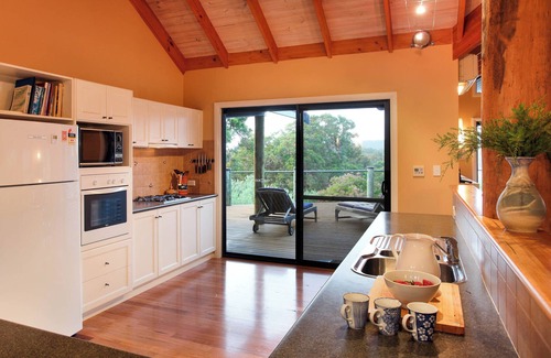 Yallingup House | A CHARMING COUNTRY RETREAT BOASTING BREATHTAKING VIEWS OVER GUNYULGUP VALLEY