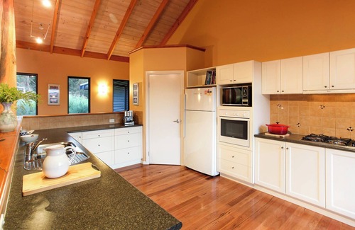 Yallingup House | A CHARMING COUNTRY RETREAT BOASTING BREATHTAKING VIEWS OVER GUNYULGUP VALLEY