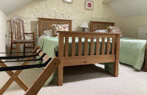 Shepton Mallet Apartment | A Charming, Spacious Twin Bed Apartment Set In An Old Market Town House
