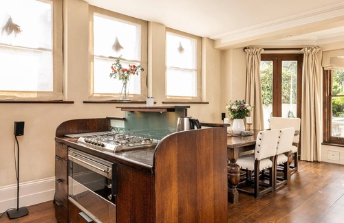 Redcliffe Apartment | A Chelsea Retreat - 2 Bedroom with Garden and Parking