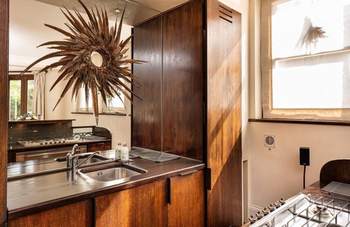 Redcliffe Apartment | A Chelsea Retreat - 2 Bedroom with Garden and Parking