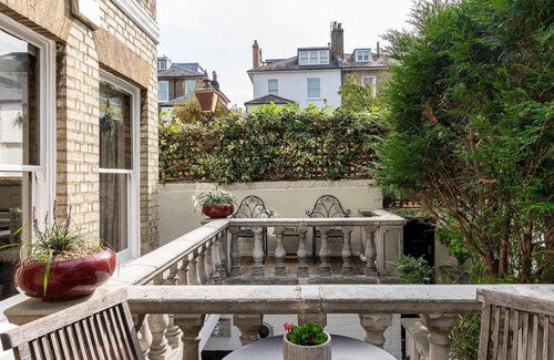 Redcliffe Apartment | A Chelsea Retreat - 2 Bedroom with Garden and Parking