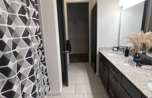 Warner Center Apartment | A-Class Luxury 2 Bedrooms Apt in Woodland Hills CA
