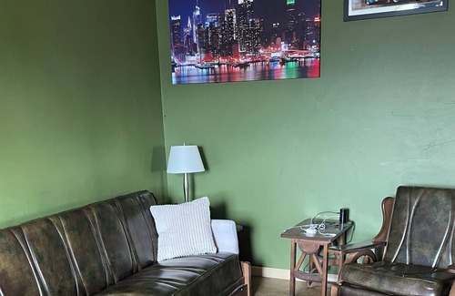 Corvallis Apartment | A comfortable retreat to relax. Amazing mountain-views & pet friendly.