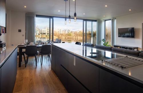 Malmesbury House | A contemporary glass fronted lake side home that sleeps 8 guests in 4 bedrooms