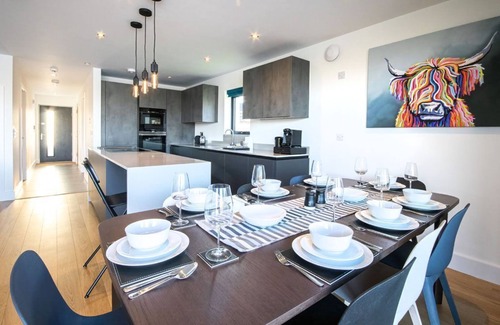 Malmesbury House | A contemporary glass fronted lake side home that sleeps 8 guests in 4 bedrooms