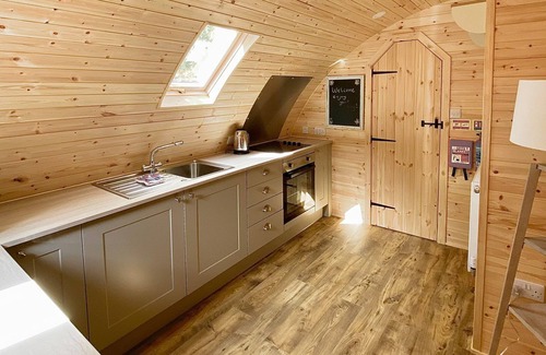 Alford Cottage | A contemporary, spacious and stylish retreat made for romantic getaways.