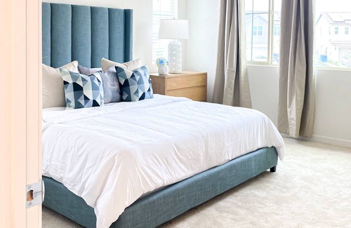Ontario House | A Convenient House nearby Public Markets and Bars