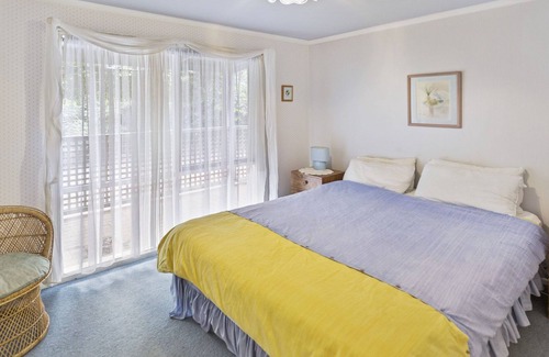 Raymond Island House | A cosy, pet-friendly holiday home on Raymond Island with fireplace