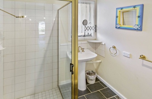 Raymond Island House | A cosy, pet-friendly holiday home on Raymond Island with fireplace
