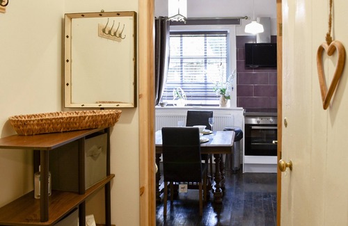 Newnham Cottage | A cosy retreat within a substantial Georgian manor house.
