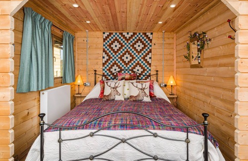 Deerhurst Cabin | A Cosy, Rustic, Romantic Retreat with a Swimming Pool, Jacuzzi and Sauna!