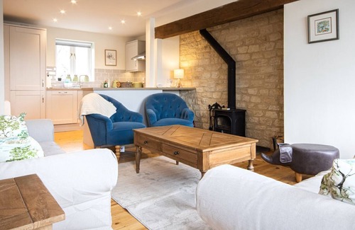 Cirencester Cottage | A cotswold stone waterside cottage that sleeps 6 guests in 3 bedrooms