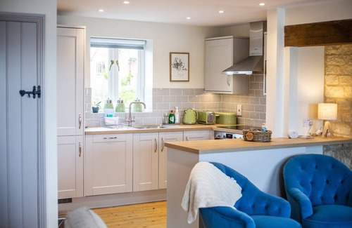 Cirencester Cottage | A cotswold stone waterside cottage that sleeps 6 guests in 3 bedrooms