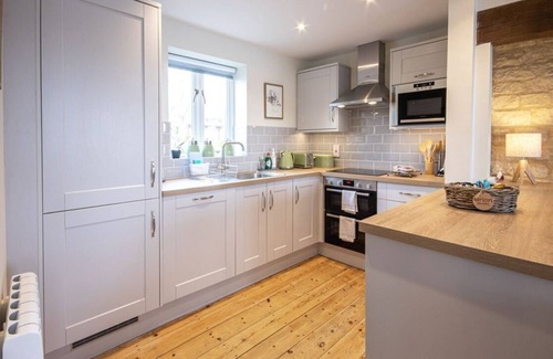 Cirencester Cottage | A cotswold stone waterside cottage that sleeps 6 guests in 3 bedrooms