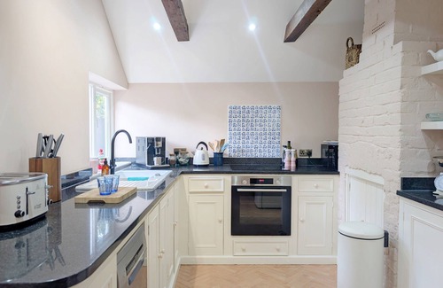 Westbourne Cottage | A country house that sleeps 4 guests in 2 bedrooms