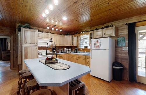 Wears Valley Cabin | A Cowpoke's Dream 3 Bedroom Cabin by RedAwning