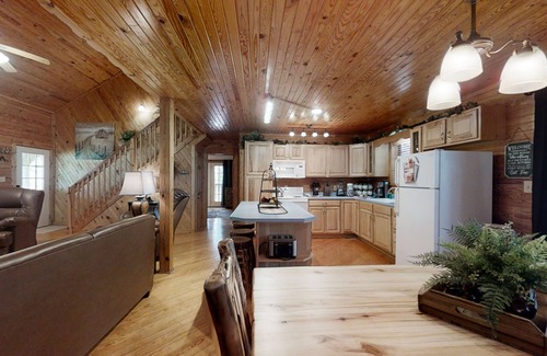 Wears Valley Cabin | A Cowpoke's Dream 3 Bedroom Cabin by RedAwning