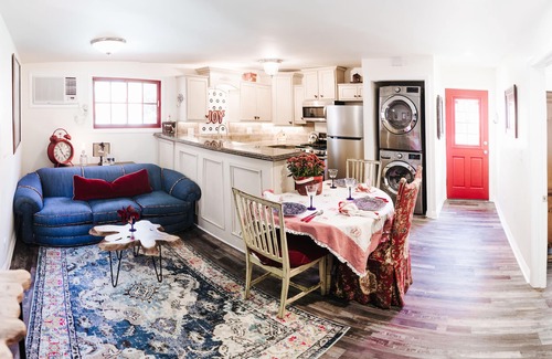 Glenwood House | A cozy cottage guesthouse w/stunning extra-large saltwater pool